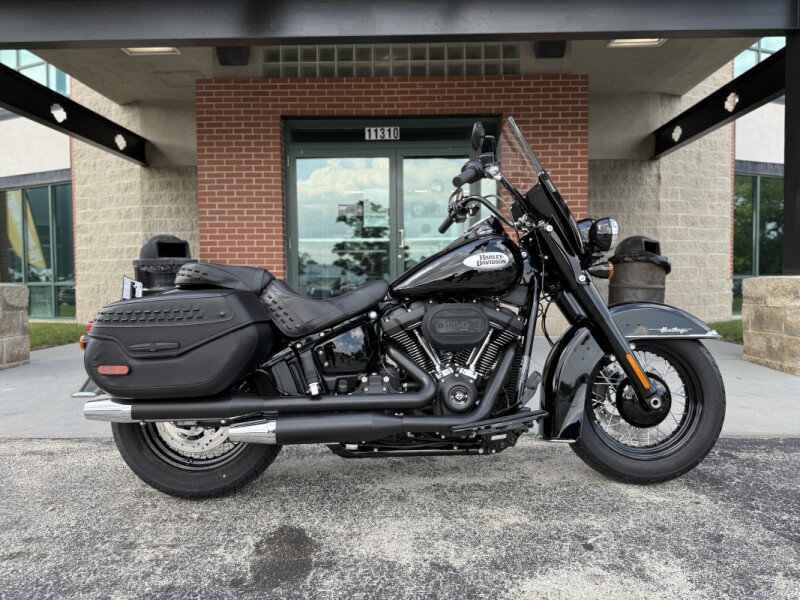 2024 Harley-Davidson<sup>®</sup> Heritage Classic FLHCS VIVID BLK