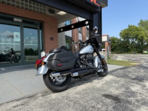 2024 Harley-Davidson<sup>®</sup> Heritage Classic FLHCS ATLAS SILVER METALLIC thumb 2