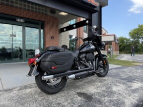2024 Harley-Davidson<sup>®</sup> Heritage Classic FLHCS VIVID BLK thumb 2