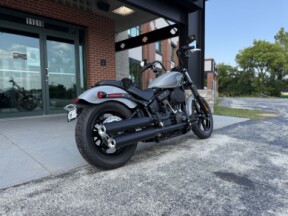 2024 Harley-Davidson<sup>®</sup> Street Bob<sup>®</sup> 114 FXBBS BILLIARD GRAY thumb 2