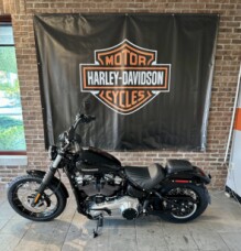 2025 Harley-Davidson® Street Bob® FXBB Vivid Black w/Laced Wheels thumb 0