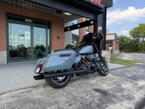 2024 Harley-Davidson<sup>®</sup> Street Glide® FLHX SHARKSKIN BLUE thumb 2