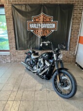 2025 Harley-Davidson® Street Bob® FXBB Vivid Black w/Laced Wheels thumb 2