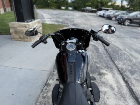2024 Harley-Davidson<sup>®</sup> Heritage Classic FLHCS VIVID BLK thumb 0