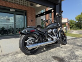 2025 Harley-Davidson® Street Bob® Iron Horse Metallic w/Laced Wheels thumb 2