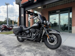 2024 Harley-Davidson<sup>®</sup> Heritage Classic FLHCS VIVID BLK thumb 3
