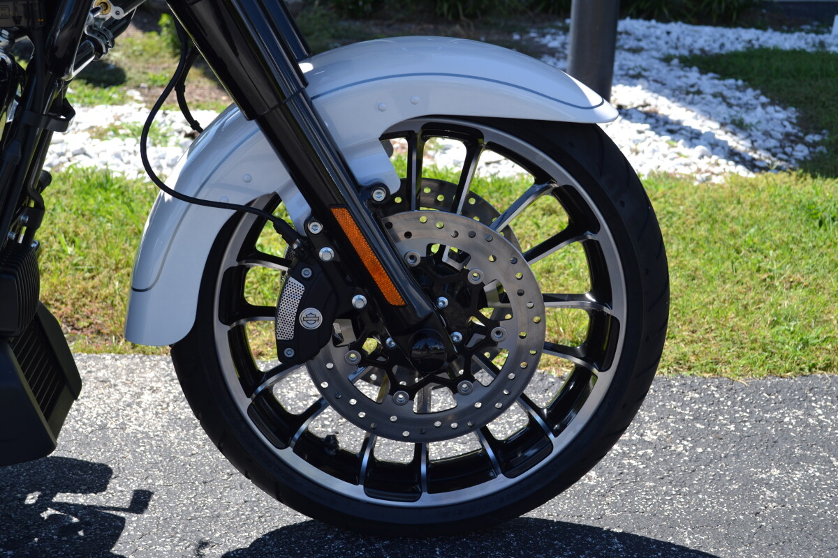 FLTRT 2025 Road Glide 3 - Photo 2