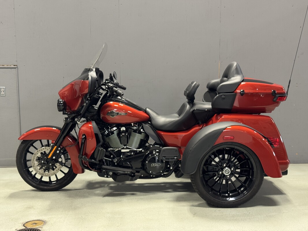 FLHTCUTG 2025 Tri Glide Ultra - Photo 2