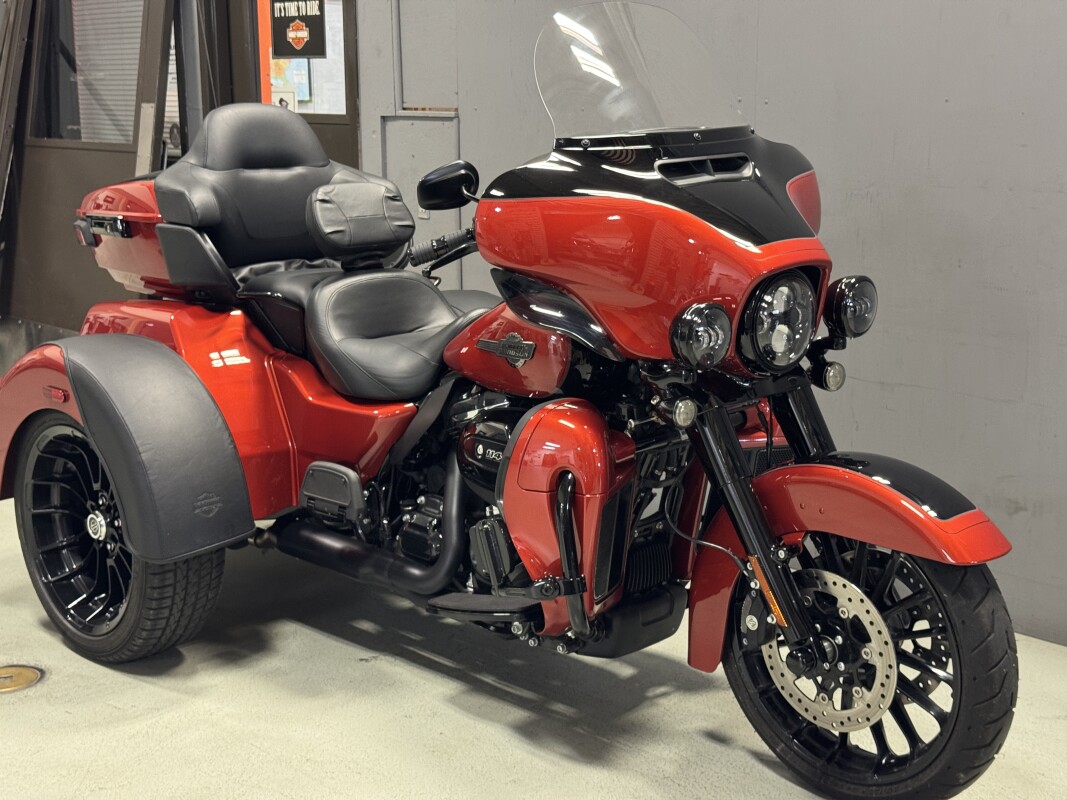 FLHTCUTG 2025 Tri Glide Ultra - Photo 3