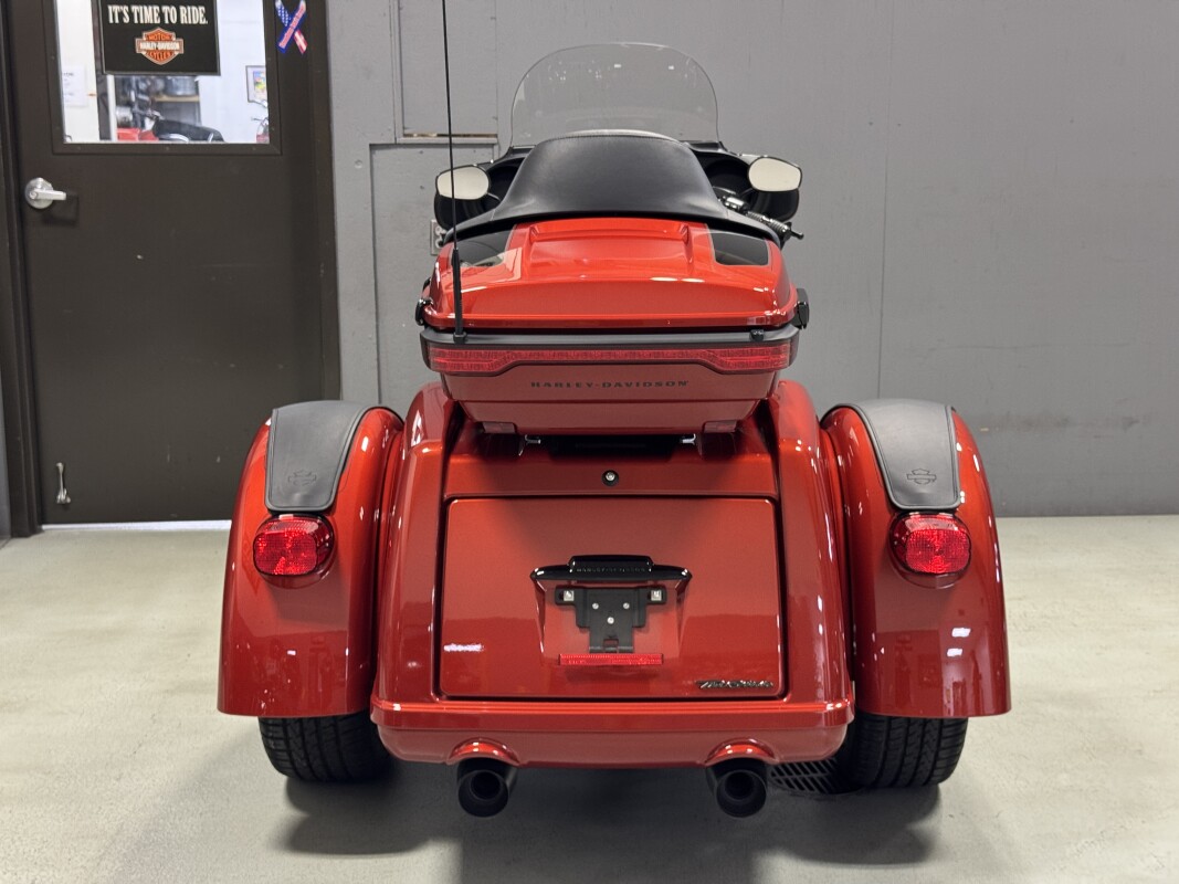 FLHTCUTG 2025 Tri Glide Ultra - Photo 10