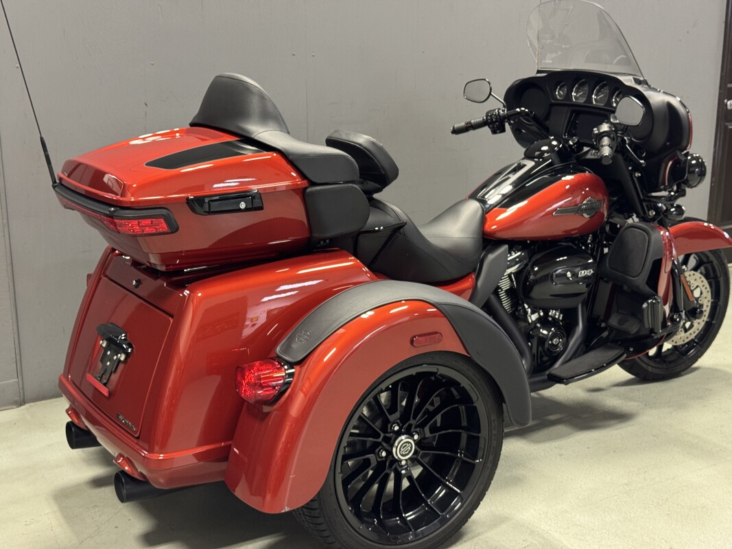 FLHTCUTG 2025 Tri Glide Ultra - Photo 5