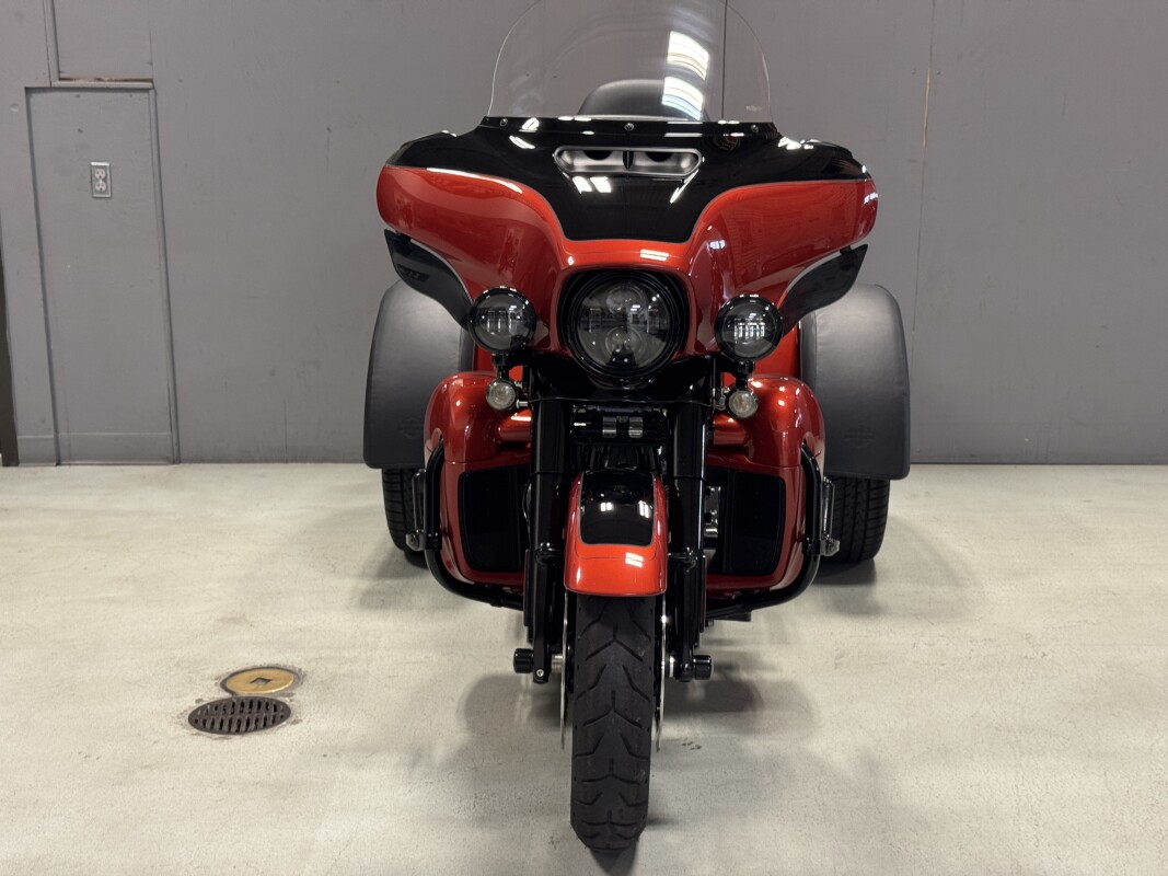 FLHTCUTG 2025 Tri Glide Ultra - Photo 9