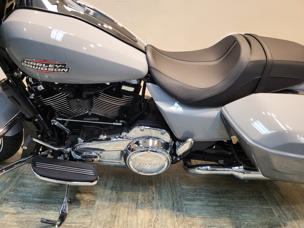 2025 Harley-Davidson® Street Glide® Billiard Gray FLHX, photo 9