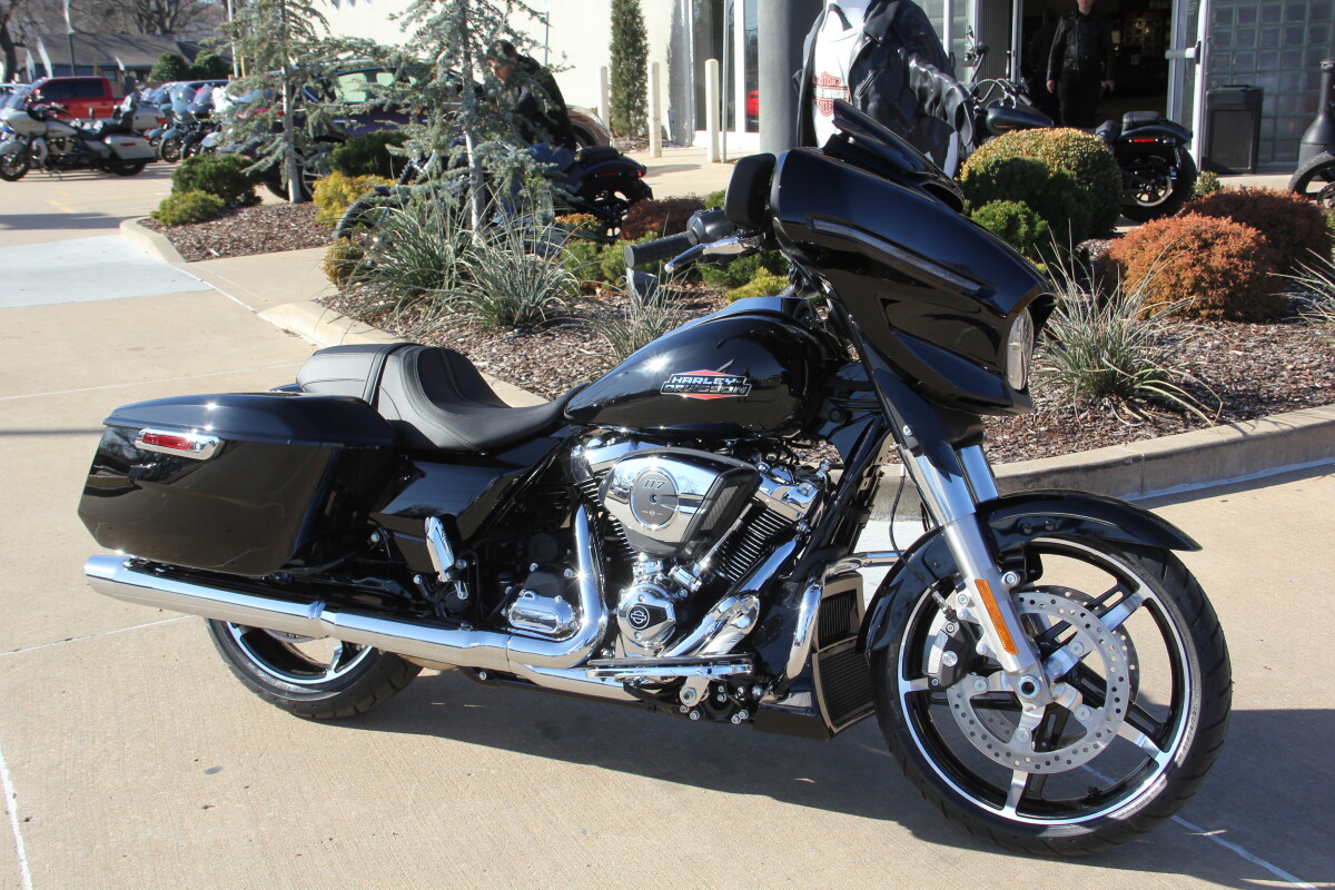 2025 Harley-Davidson Street Glide Vivid Black - Photo 4