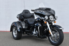 2022 Harley-Davidson® Tri Glide® Ultra FLHTCUTG thumb 2
