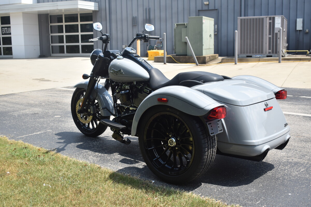 2025 Freewheeler – Hot Rod Attitude on Three - Photo 6
