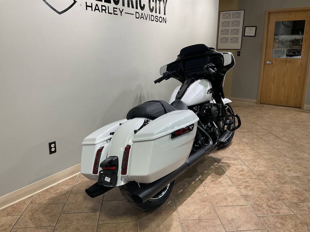 2025 Harley-Davidson Street Glide White Onyx Pearl - Black Finish FLHX - Photo 4