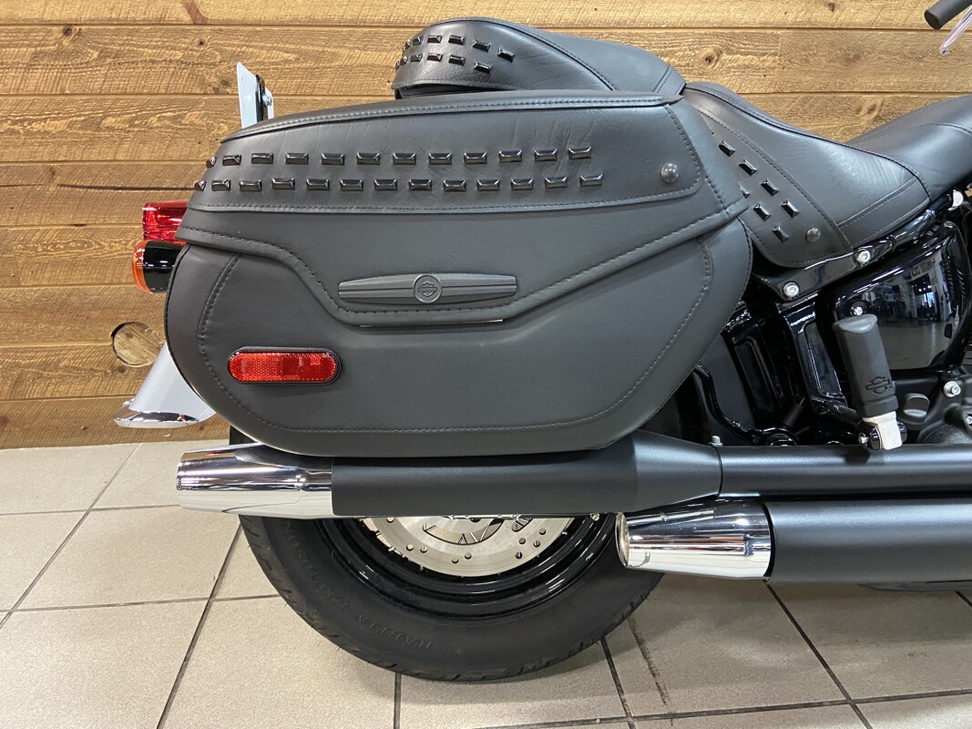 2024 Harley-Davidson Heritage Classic Atlas Silver Metallic - Black Finish FLHCS - Photo 6