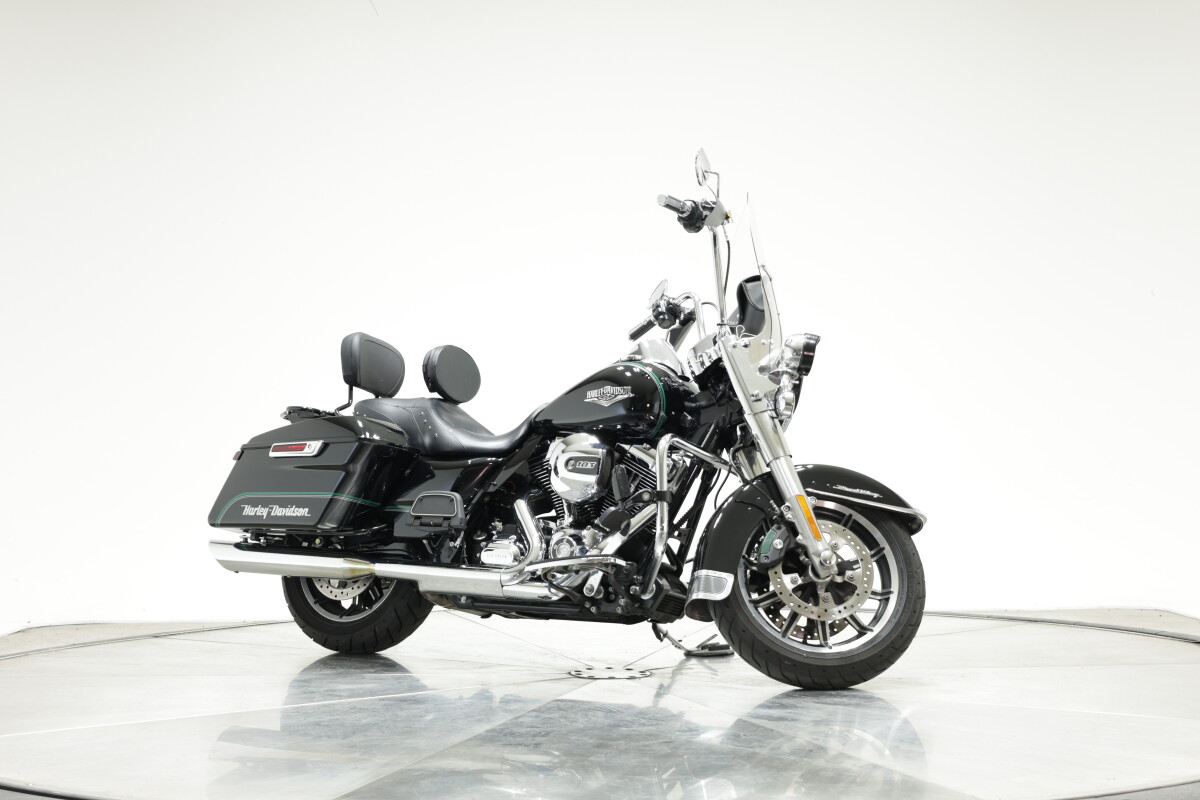 2014 HARLEY-DAVIDSON FLHR ROAD KING in Vivid Black with Pinstripe with 16,016 miles - Photo 3
