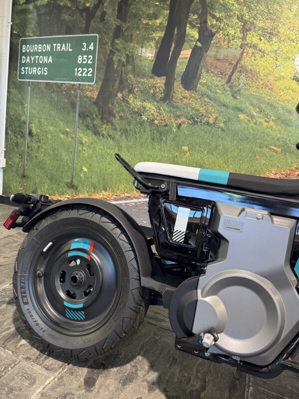 2024 BMW Motorrad CE 02 - Photo 4