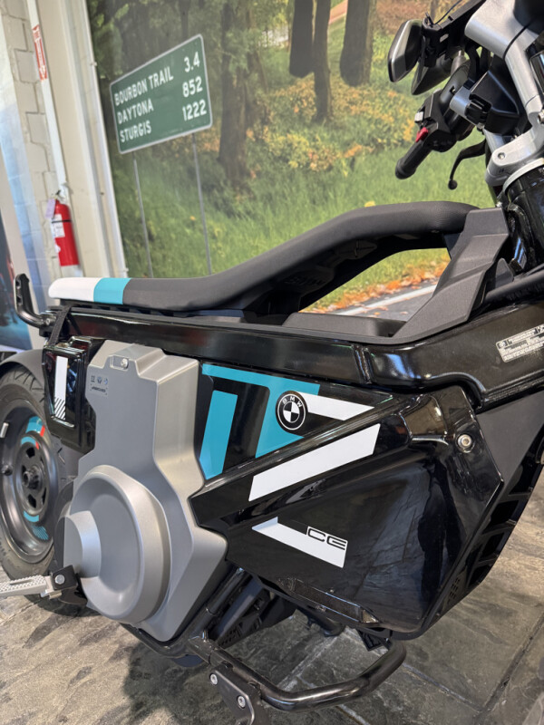 2024 BMW Motorrad CE 02 - Photo 2