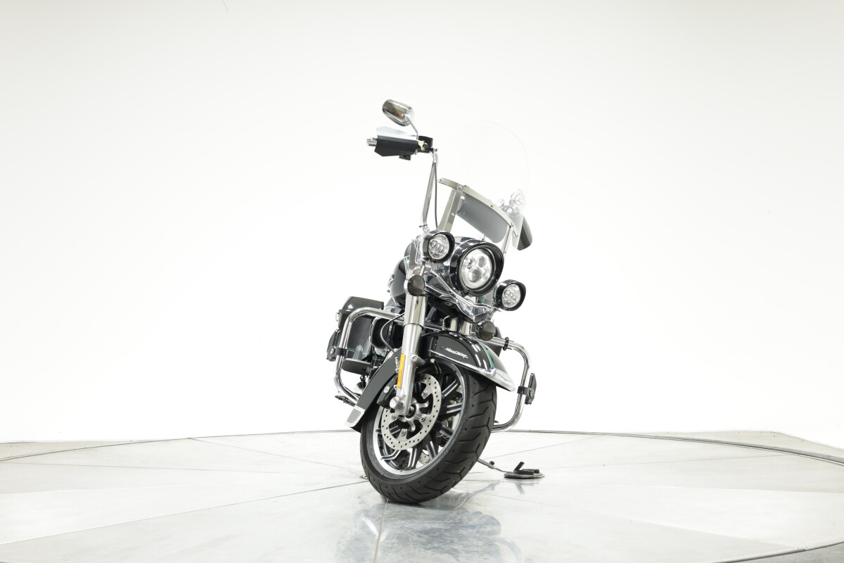 2014 HARLEY-DAVIDSON FLHR ROAD KING in Vivid Black with Pinstripe with 16,016 miles - Photo 5