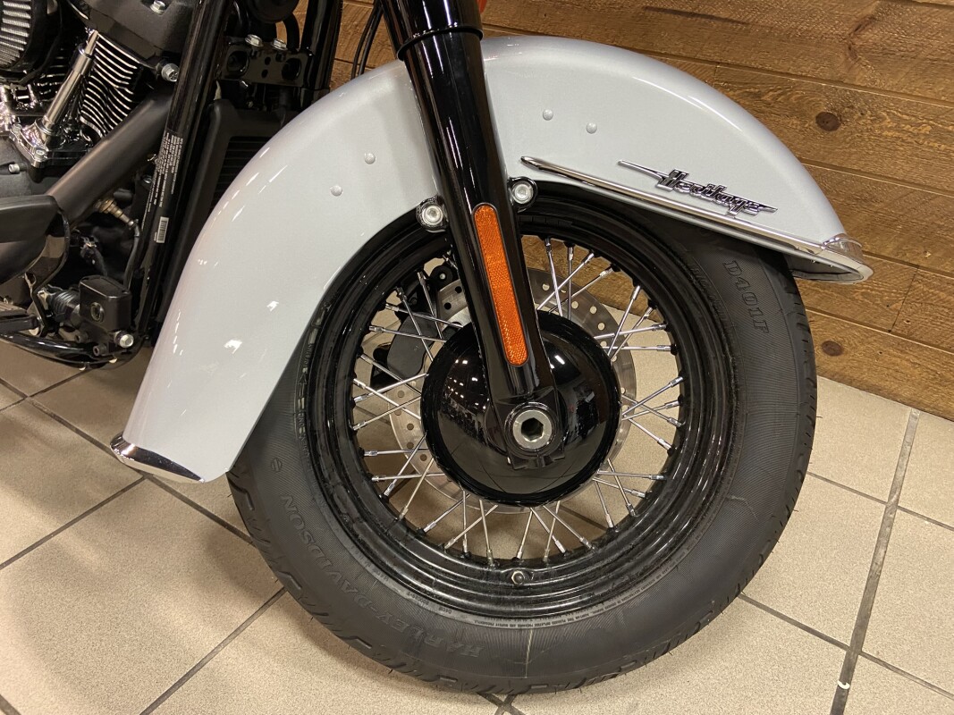 2024 Harley-Davidson Heritage Classic Atlas Silver Metallic - Black Finish FLHCS - Photo 5