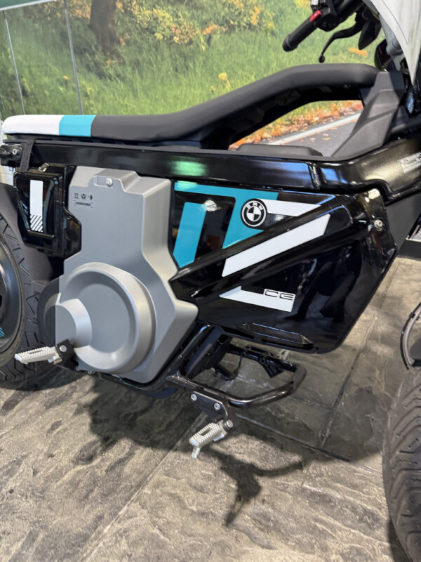 2024 BMW Motorrad CE 02 - Photo 3