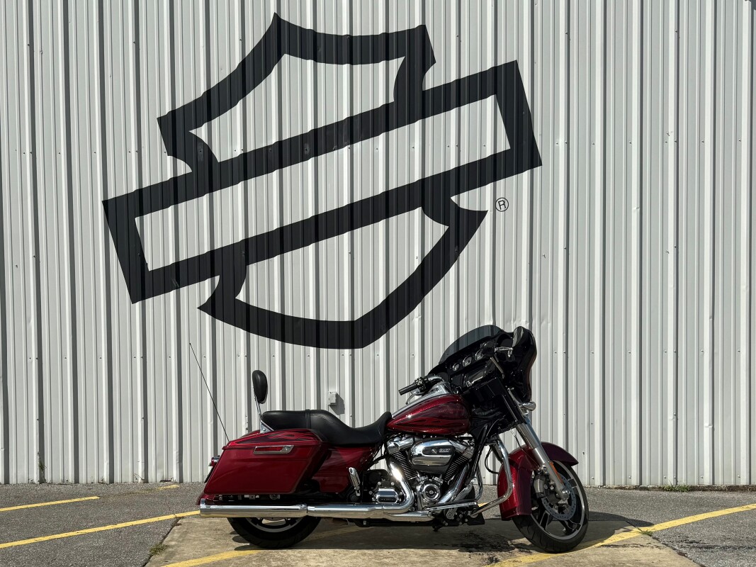 2017 Harley-Davidson Street Glide Special Velocity Red Sunglo