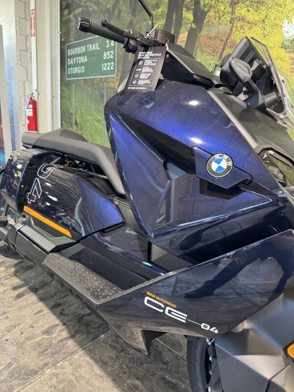 2024 BMW Motorrad CE 04 - Photo 2