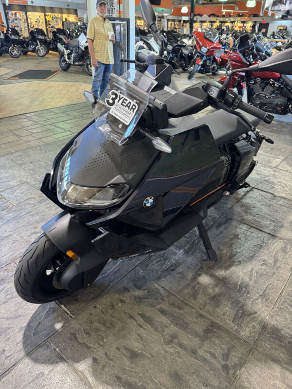 2024 BMW Motorrad CE 04 - Photo 10