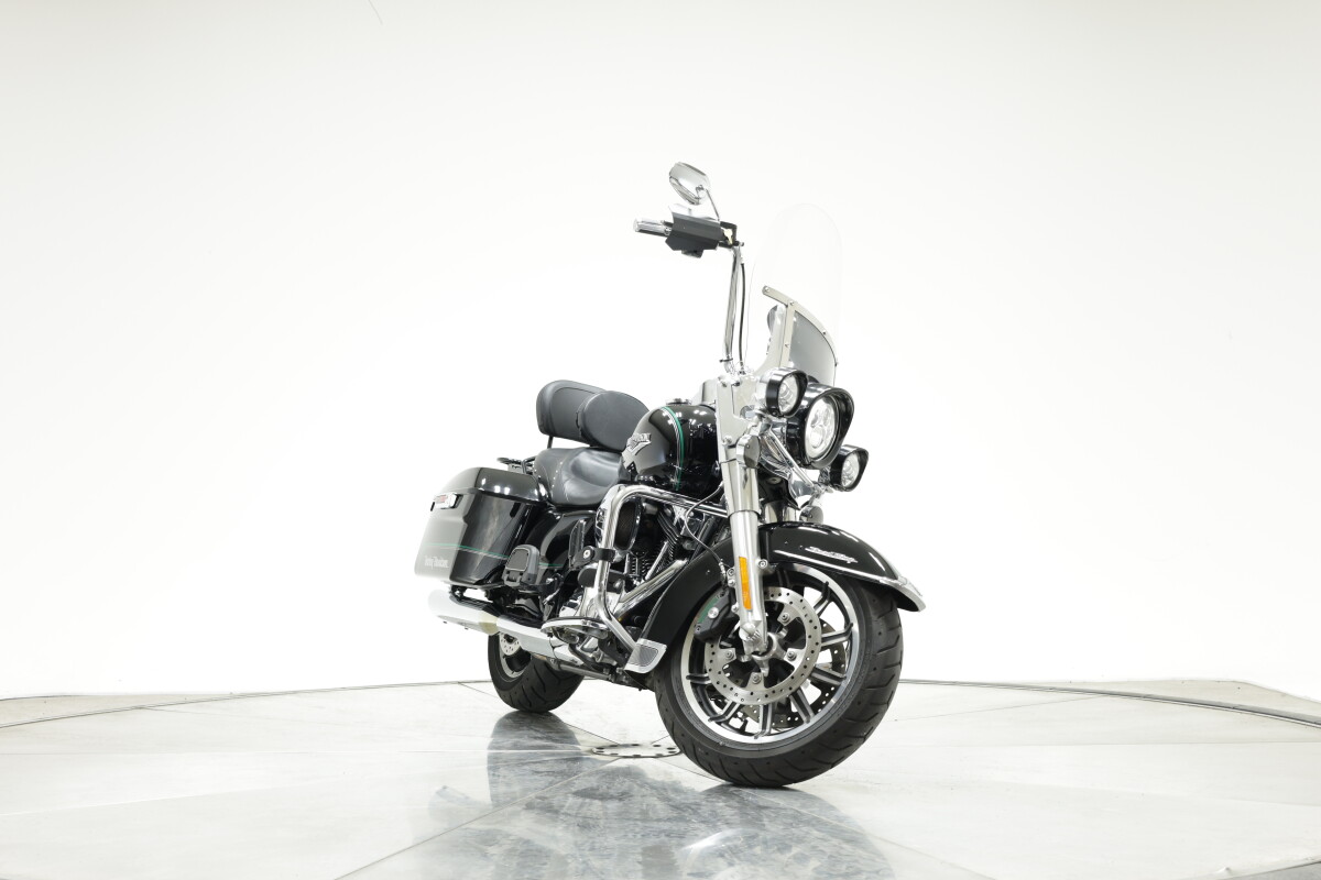 2014 HARLEY-DAVIDSON FLHR ROAD KING in Vivid Black with Pinstripe with 16,016 miles - Photo 4