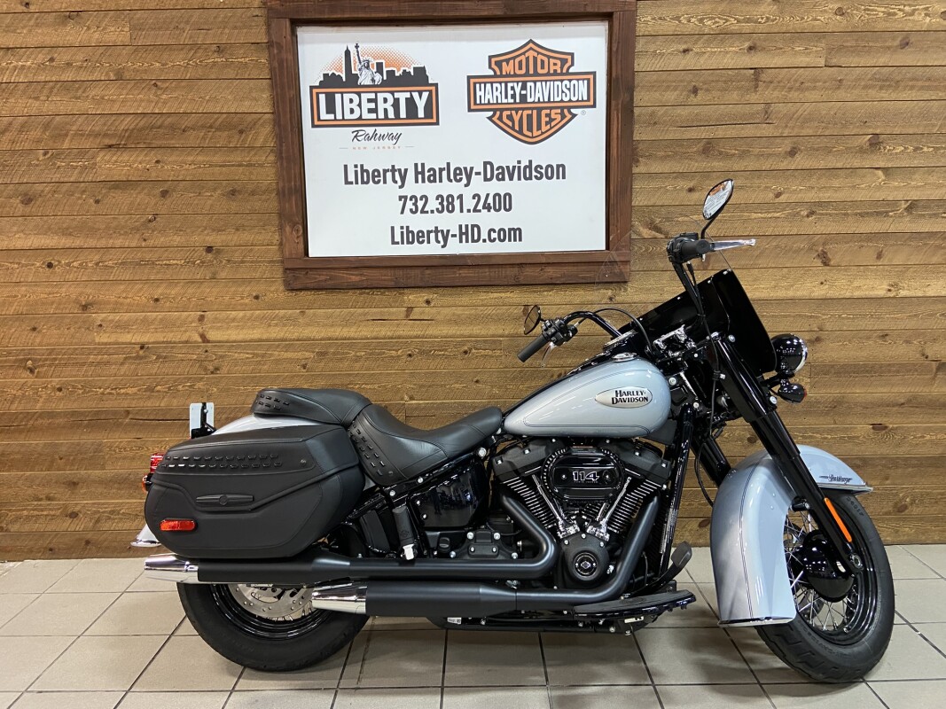 2024 Harley-Davidson Heritage Classic Atlas Silver Metallic - Black Finish FLHCS - Photo 2