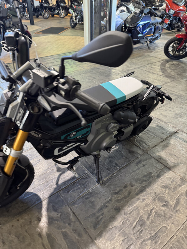 2024 BMW Motorrad CE 02 - Photo 10