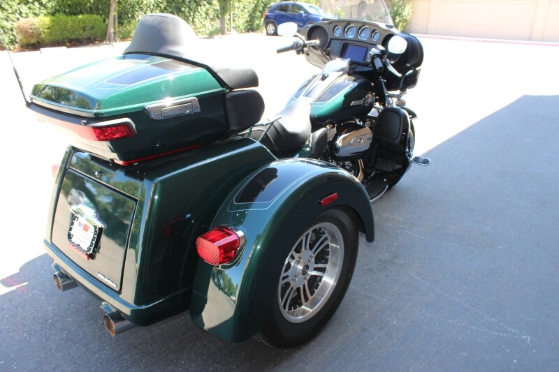 Harley-Davidson Tri Glide Ultra 2024 FLHTCUTG 84389953 ALPINE GRN/BLK W/ PIN - Photo 2