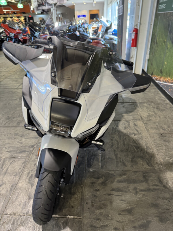 2026 R130RT - Photo 10