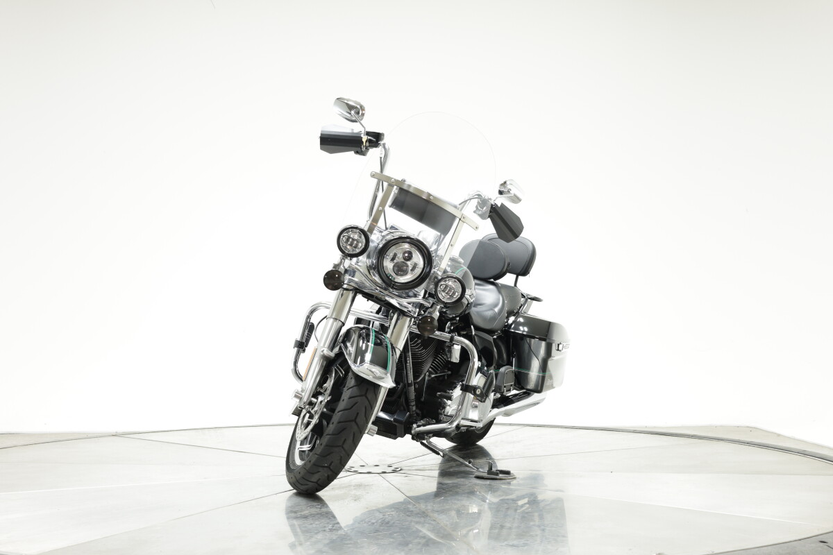 2014 HARLEY-DAVIDSON FLHR ROAD KING in Vivid Black with Pinstripe with 16,016 miles - Photo 6