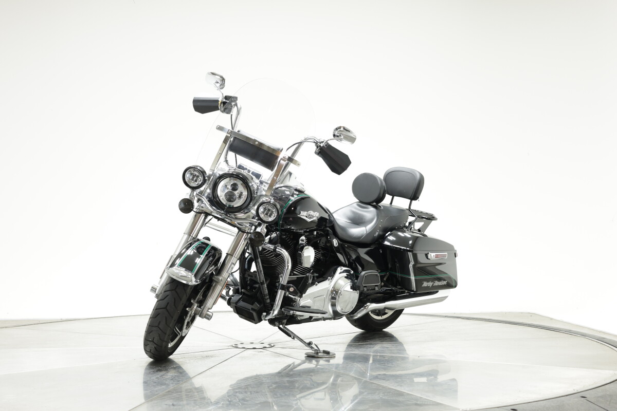 2014 HARLEY-DAVIDSON FLHR ROAD KING in Vivid Black with Pinstripe with 16,016 miles - Photo 7
