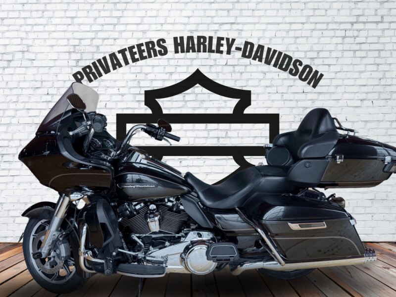 2017 Harley-Davidson<sup>®</sup> Road Glide<sup>®</sup> Ultra Black Quartz
