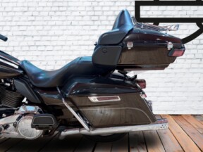 2017 Harley-Davidson<sup>®</sup> Road Glide<sup>®</sup> Ultra Black Quartz thumb 2