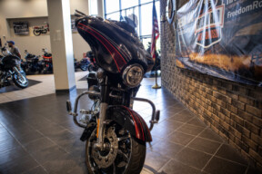 2011 CVO™ Street Glide® (FLHXSE) thumb 3