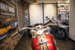 2016 Softail® Deluxe (FLSTN) thumb 1
