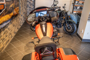 2024 CVO™ Road Glide® (FLTRXSE) thumb 1