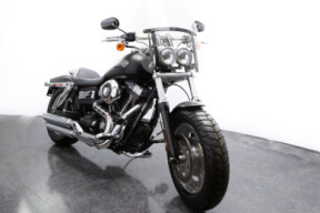 2010 Harley-Davidson<sup>®</sup> Fat Bob® Vivid Black/Black Denim thumb 3