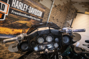 2011 CVO™ Street Glide® (FLHXSE) thumb 0