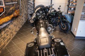2011 CVO™ Street Glide® (FLHXSE) thumb 1