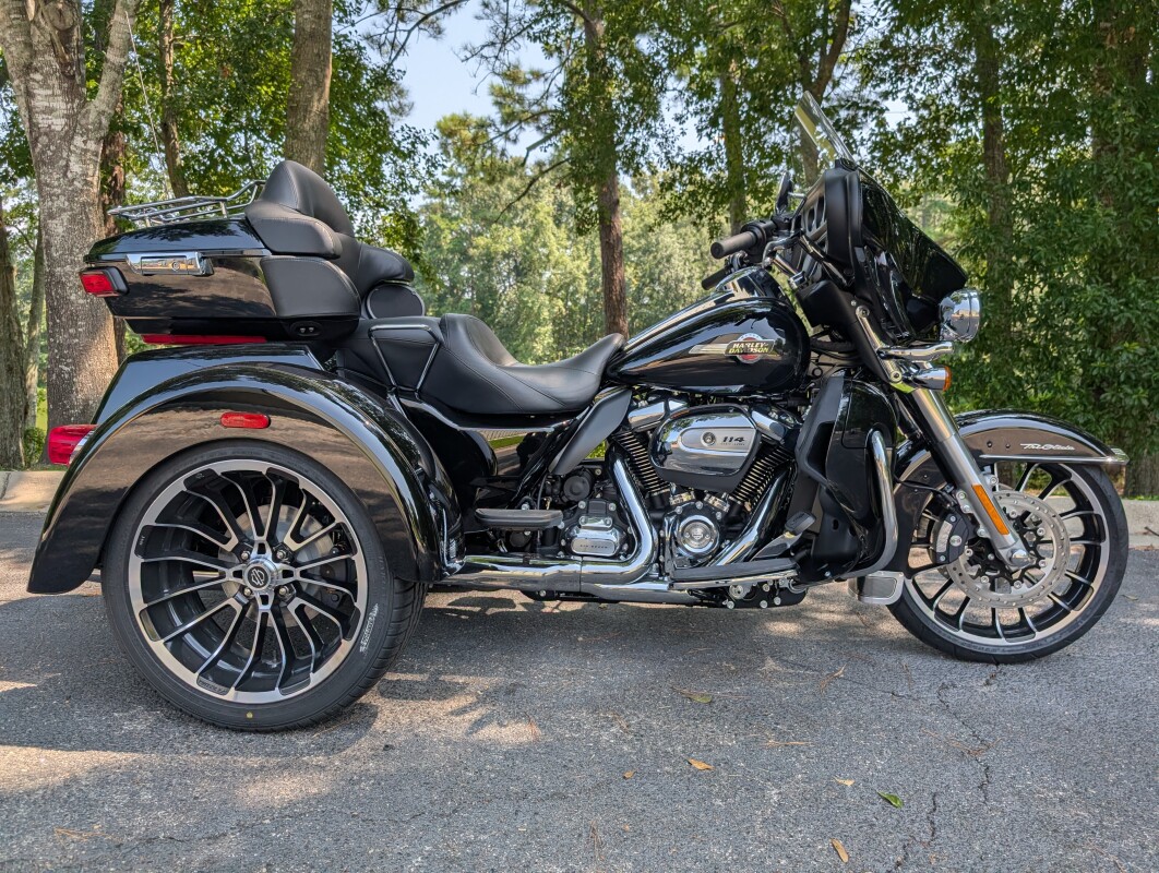 FLHTCUTG 2025 Tri Glide Ultra - Photo 9