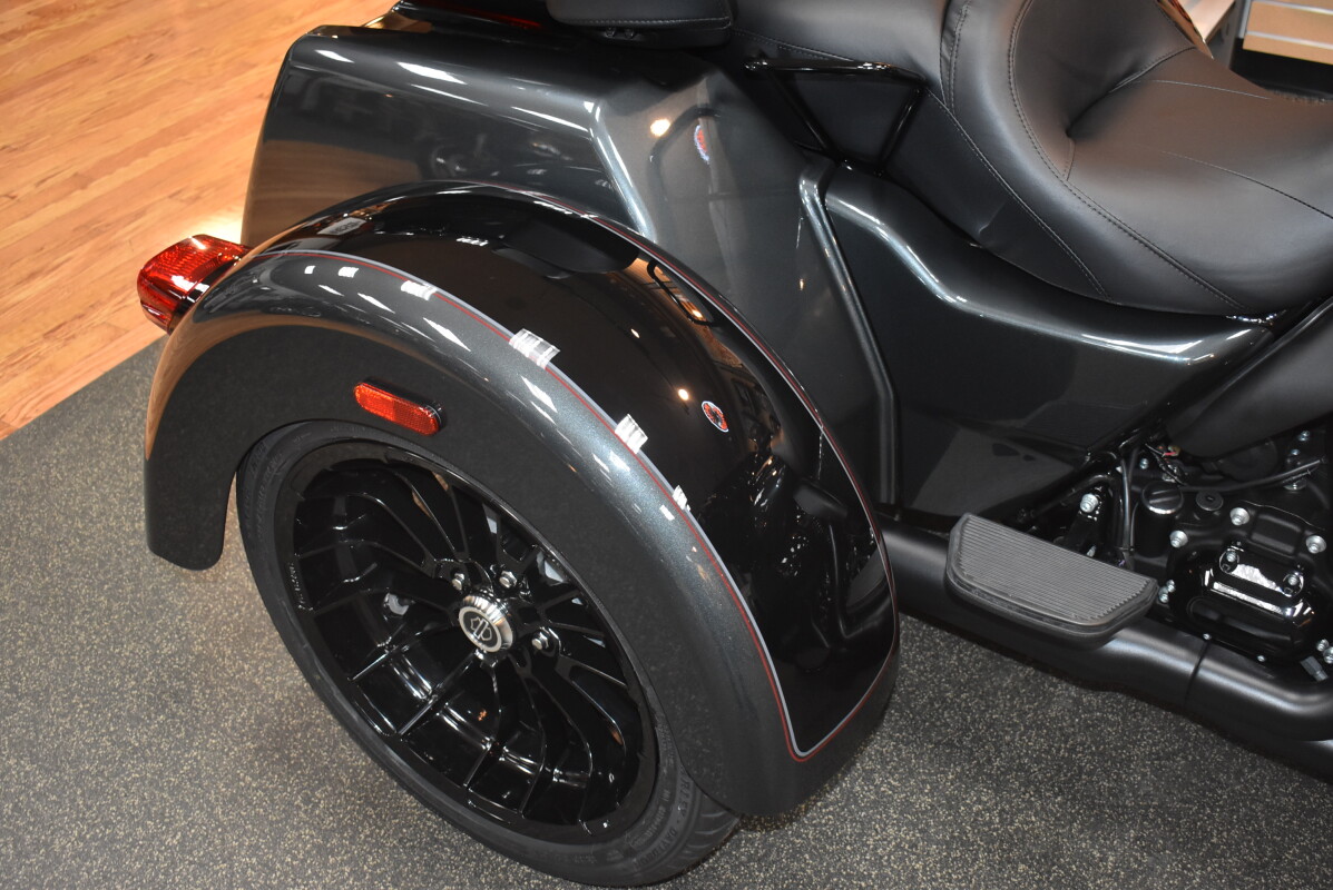 FLHTCUTG 2025 Tri Glide Ultra - Photo 8