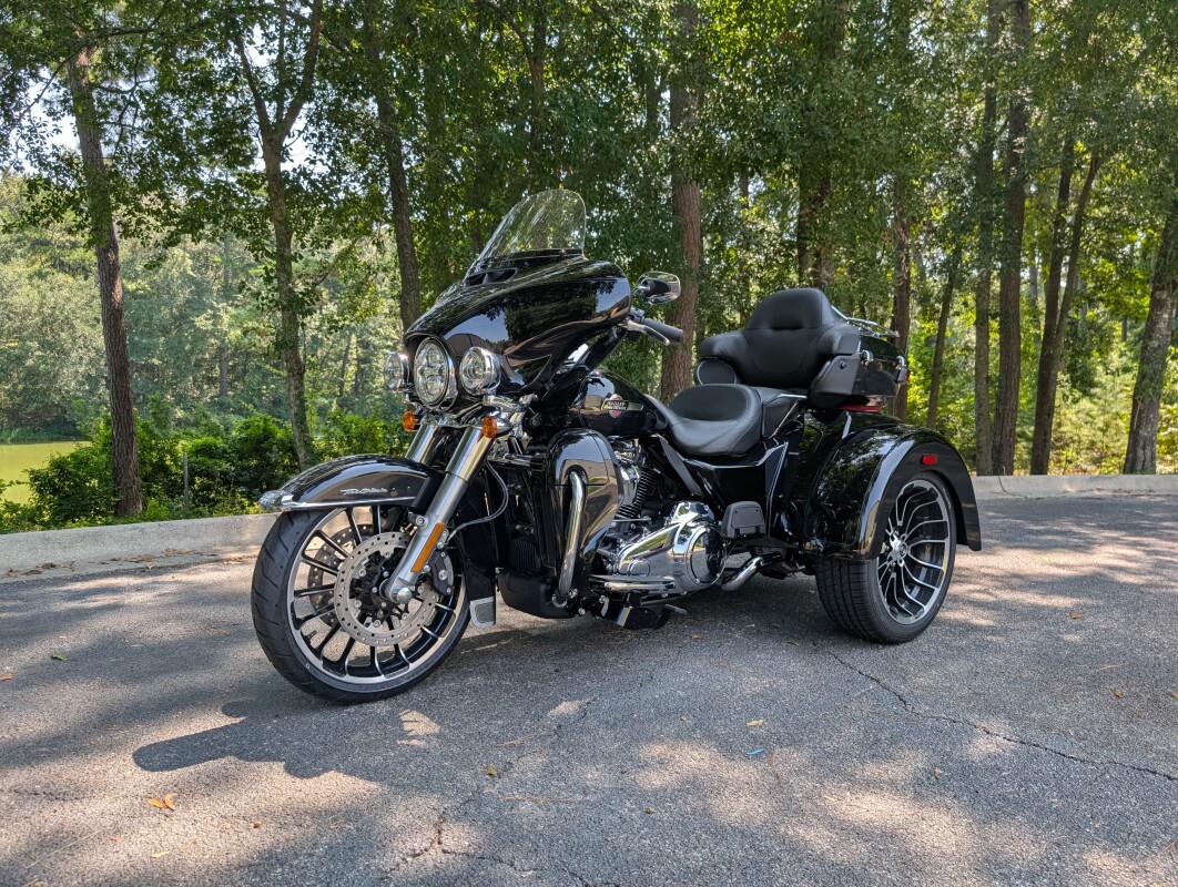 FLHTCUTG 2025 Tri Glide Ultra - Photo 3