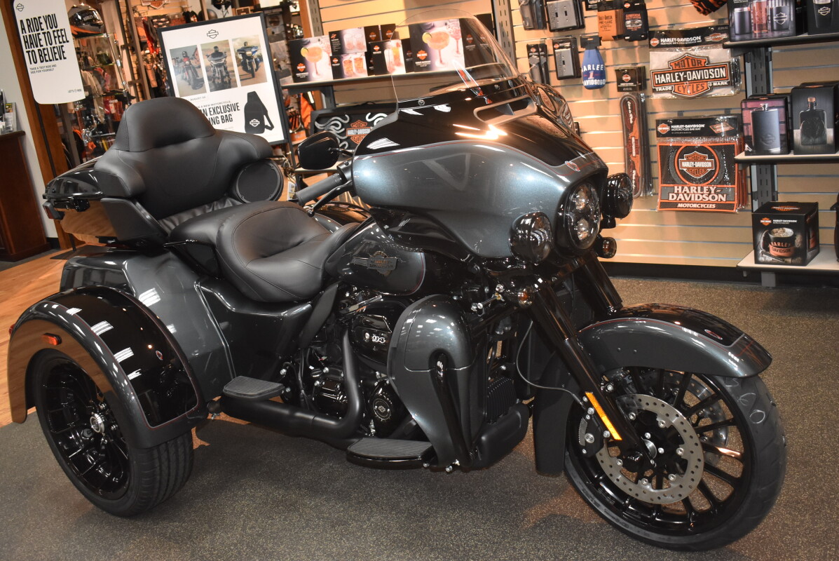 FLHTCUTG 2025 Tri Glide Ultra - Photo 2